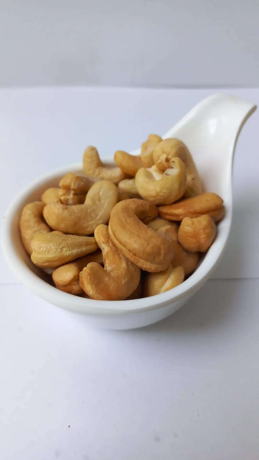 Castanha de Caju Torrada W1 Inteira Com Sal - 1kg